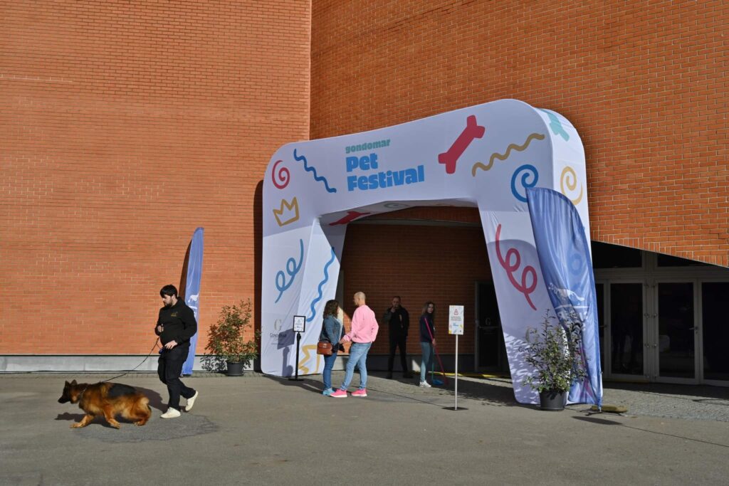 Estrutura modular da Poster Digital no Pet Festival 2024, com comunicação visual da Câmara Municipal de Gondomar e decoração temática para o evento.