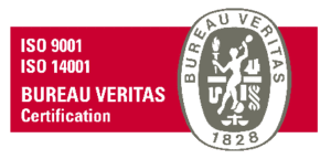 Logótipos das certificações ISO 9001 e ISO 14001 – selo ISO 9001 em azul com ícone de qualidade e selo ISO 14001 em verde com ícone de folha. A Poster Digital é certificada nas áreas de gestão da qualidade e responsabilidade ambiental.