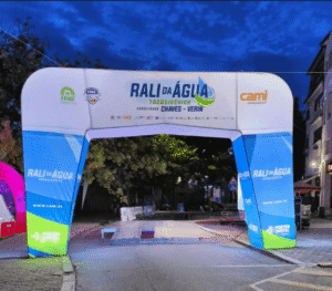 Pórtico XXL iluminado da Poster digital para o Rali da Água 2025