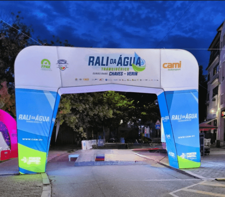 Pórtico XXL iluminado da Poster digital para o Rali da Água 2025