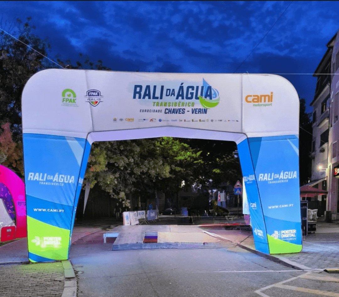 Pórtico XXL iluminado da Poster digital para o Rali da Água 2025